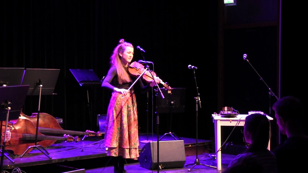 Maja Gravermoen Toresen. Norwegian folk musician. Experimenting in singing while playing the fiddle.