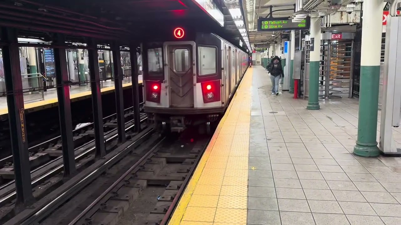 IRT Lexington Avenue Line: R142/A subway cars on the (4) and (5) lines at Wall Street 