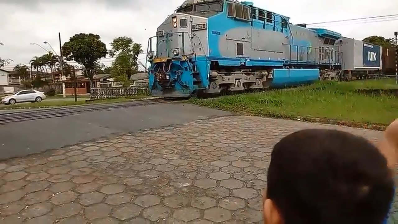Trem da Rumo numa passagem de nível em Cubatão
