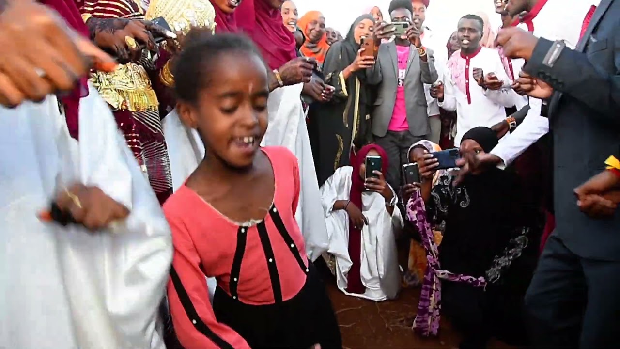 Young Girl Dancing to SIKULANGI🤗🤗Amazes Everyone 😍