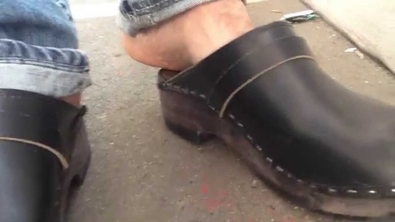 Barfu&szlig; in Schweden Clogs
