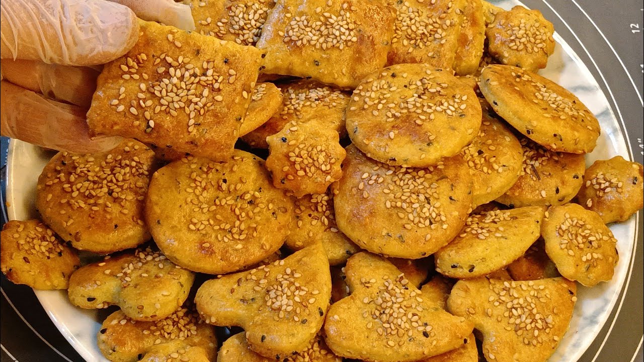  بكوب ونصف دقيق ذره وقطعه جبنه قريش هنعمل وصفه تحفه احلي من القراقيش سهله وسريعه وطعمها يجنن 