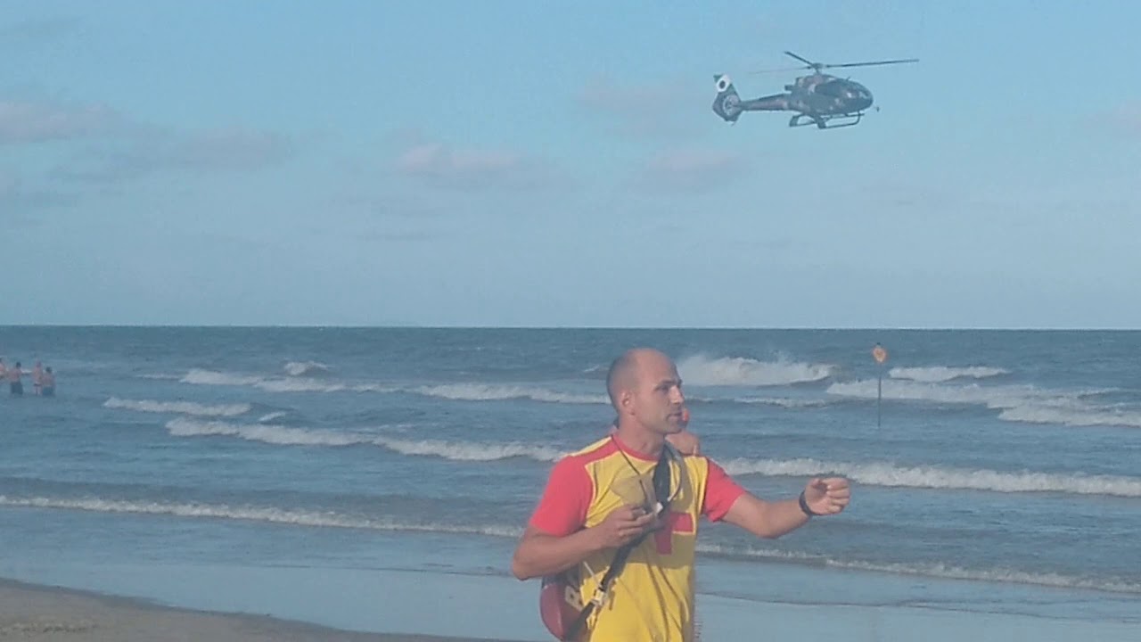 Salvamento de afogamento em praia de Matinhos Brasil