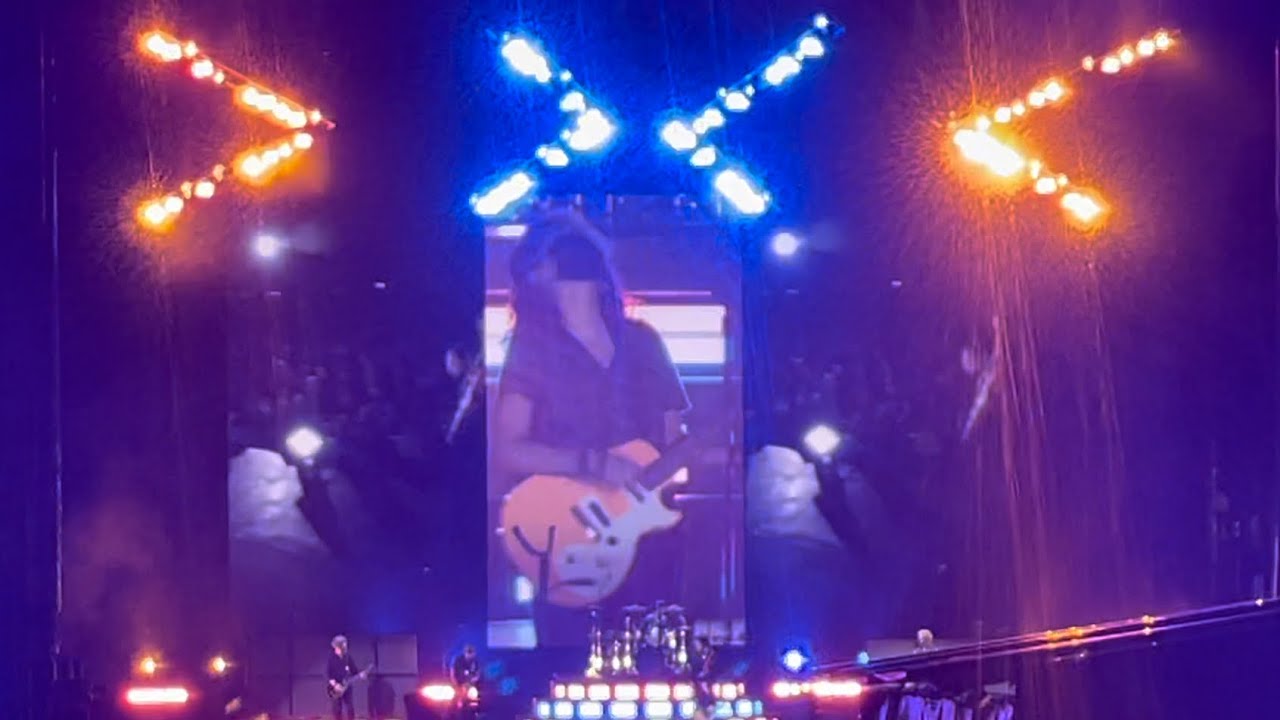 Girl Plays Guitar On Stage With Green Day (Hella Mega Tour - Boston 8/5/21)