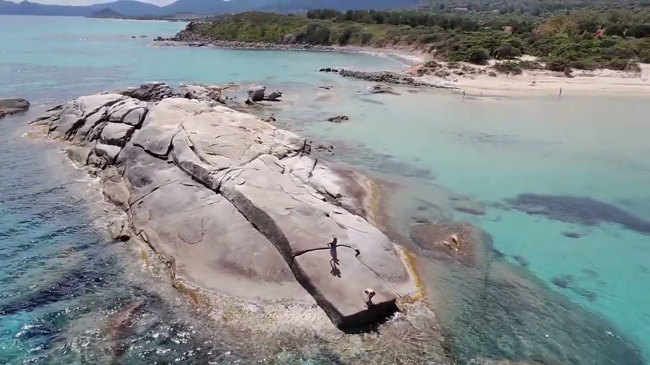 🇮🇹 Sardinië • Scoglio di Peppino 🪨🏖️ Punta di Santa Giusta • Costa Rei 2025 🌊☀️🚐🐶