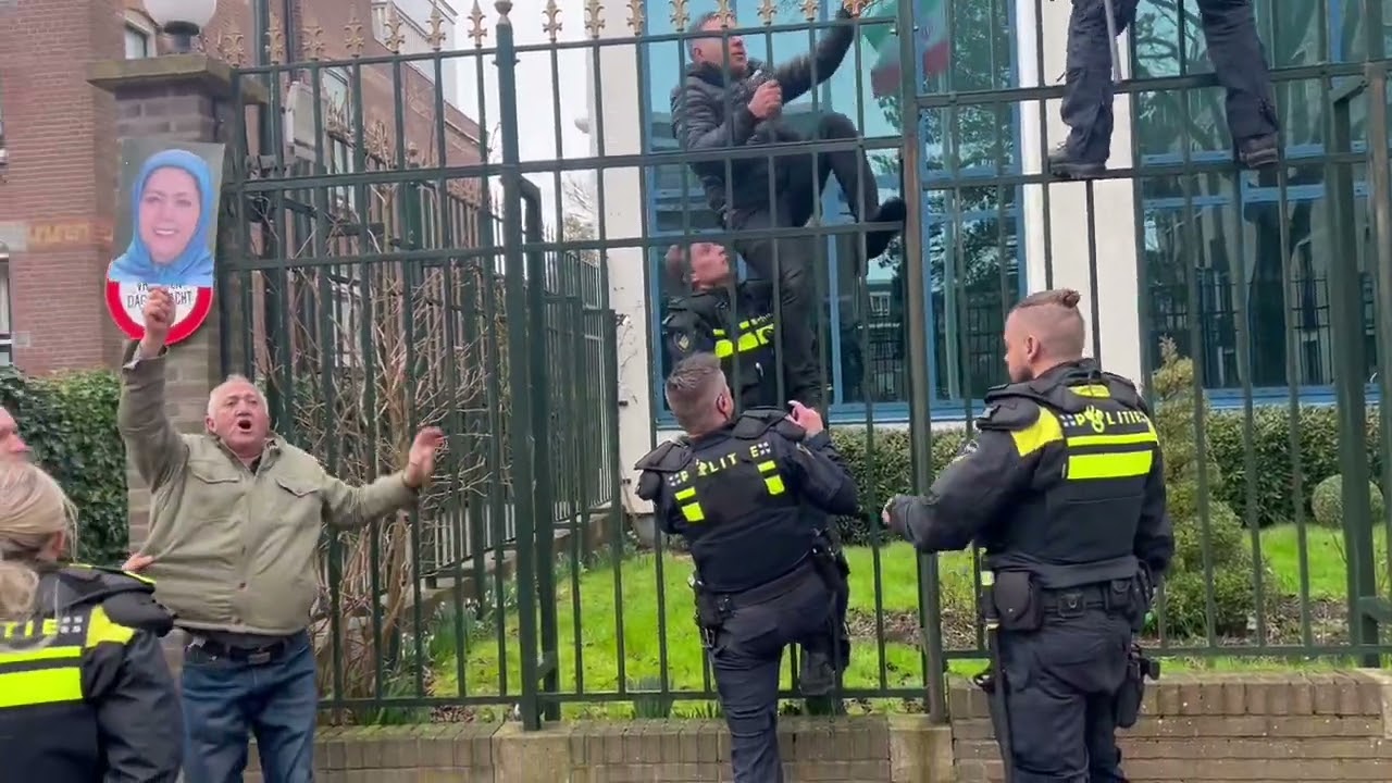 Iraniër  klimt over ambassadehek om Iraanse vlag te wisselen, politie grijpt in