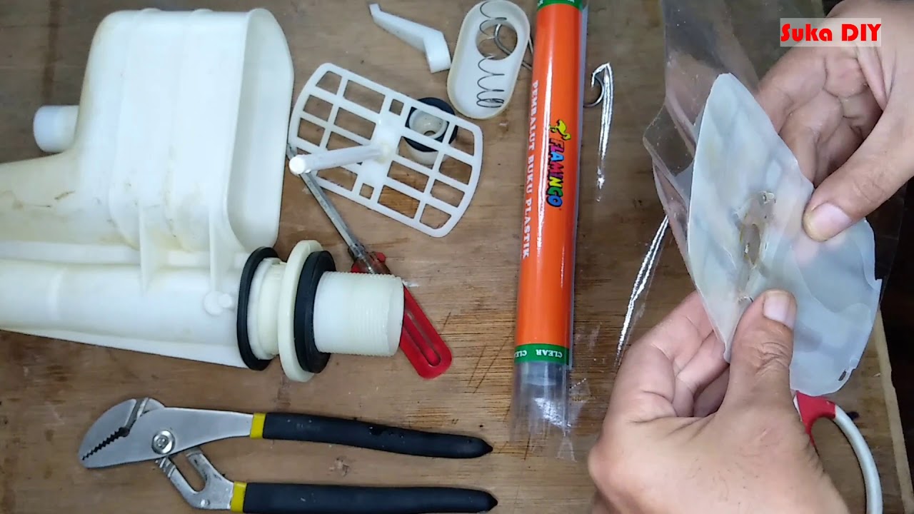 Flush mangkuk tandas airnya perlahan.