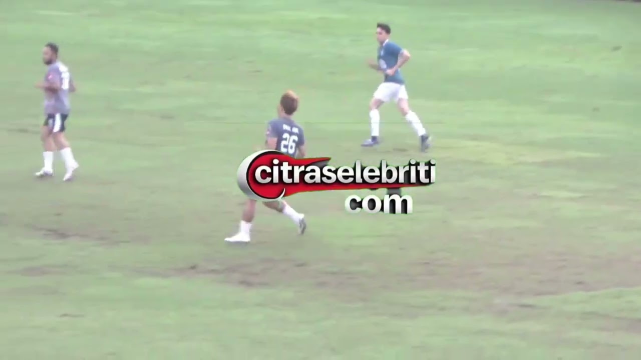 Onyo  Mrmbuat  Semangat Main Bola Bersama Selebriti FC di Bulan Puasa 