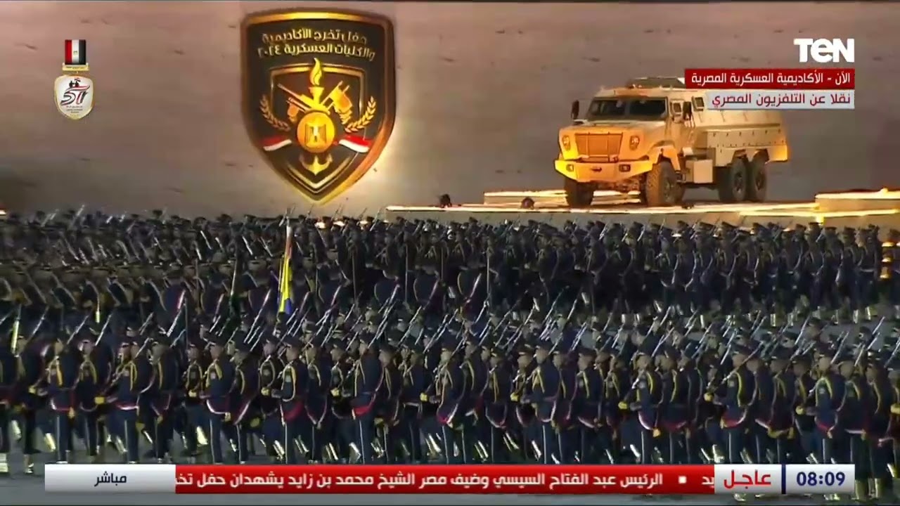 قائد طابور العرض يستأذن الرئيس السيسي في بدء العرض العسكري