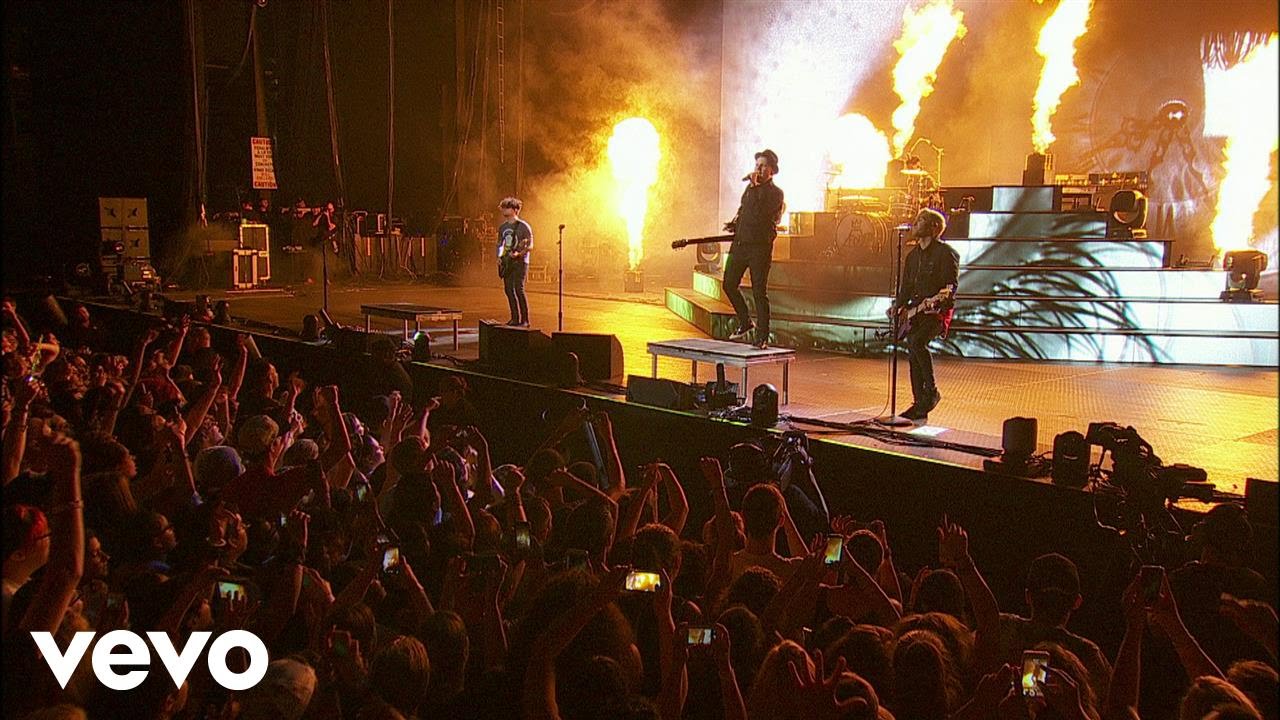 Fall Out Boy - My Songs Know What You Did In The Dark (Light Em Up) (Boys Of Zummer Live In Chicago)