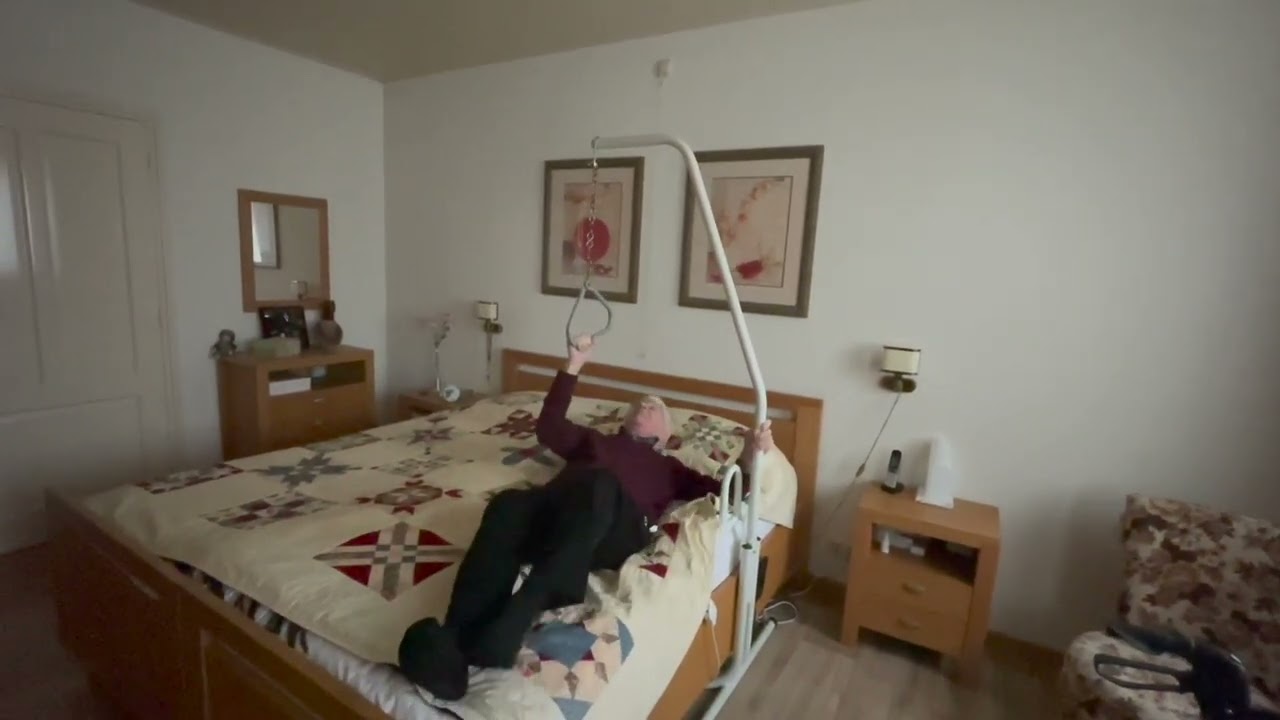 Papegaai aan de zijkant van het bed, biedt meer steun bij het uit bed komen.