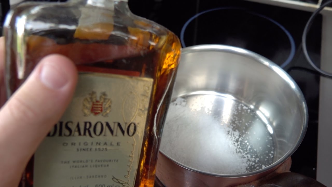 Italian coffee maken, Koffie met amaretto en slagroom.