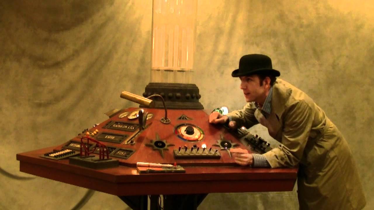 Inspector Spacetime plays with the TARDIS!