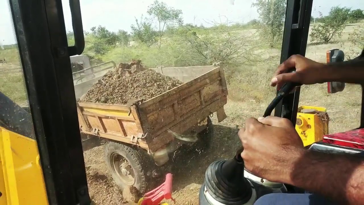 JCB से ट्रेक्टर भरने का तरीका।