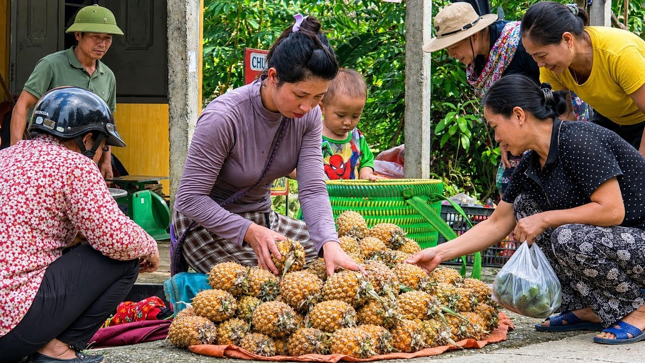 Ли Тьеу Ка собирал ананасы на продажу и высаживал больше цветов.