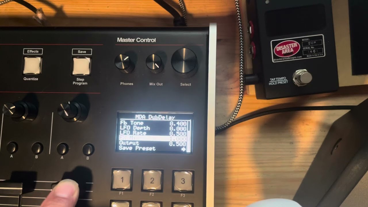Isla S2400 DSP effects on individual outs. Demonstration.