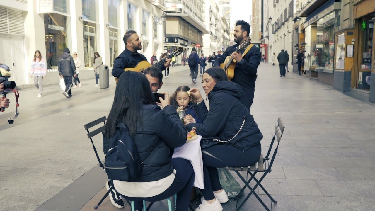 ¡Una pedida de mano muy rumbera! Una mesa en el centro de Madrid y soniquete Power dándolo todo!