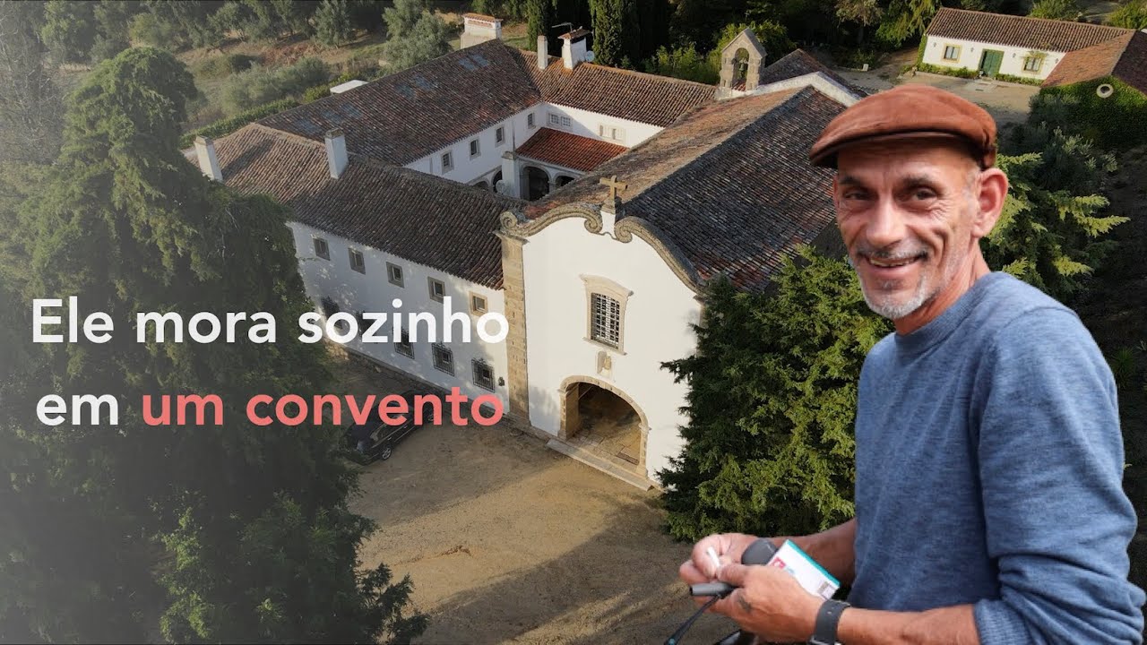 Ele mora sozinho em um convento do século XVI