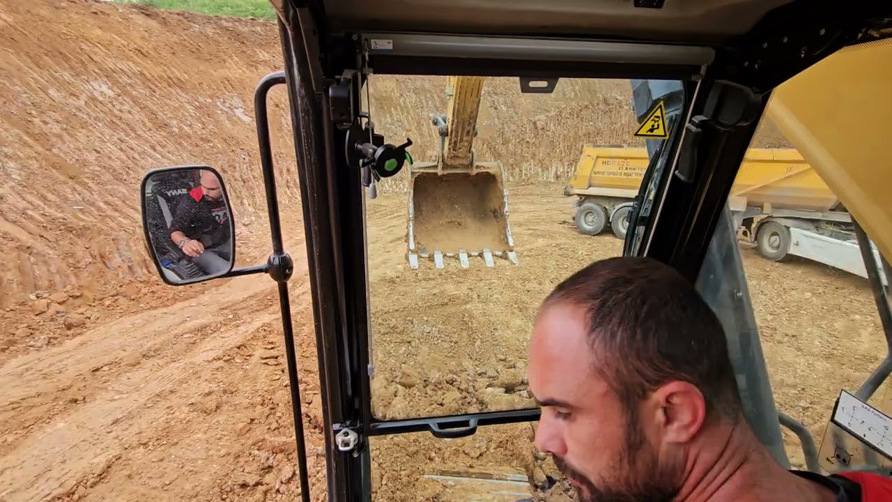 derin hafriyatta yükleme ranpadan devam ediyor #işmakinaları #excavator #hafriyat