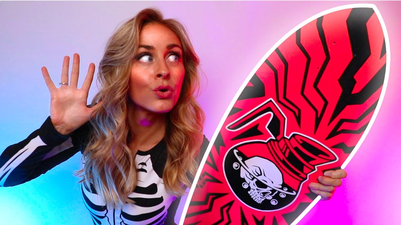 Painting SpoOoOky SKULL SKATEBOARD ART with resin and acrylics for Halloween!