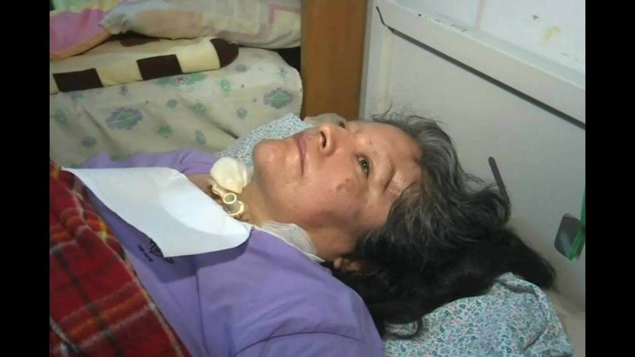 Mujer postrada en cama reclama atención en hospital: 