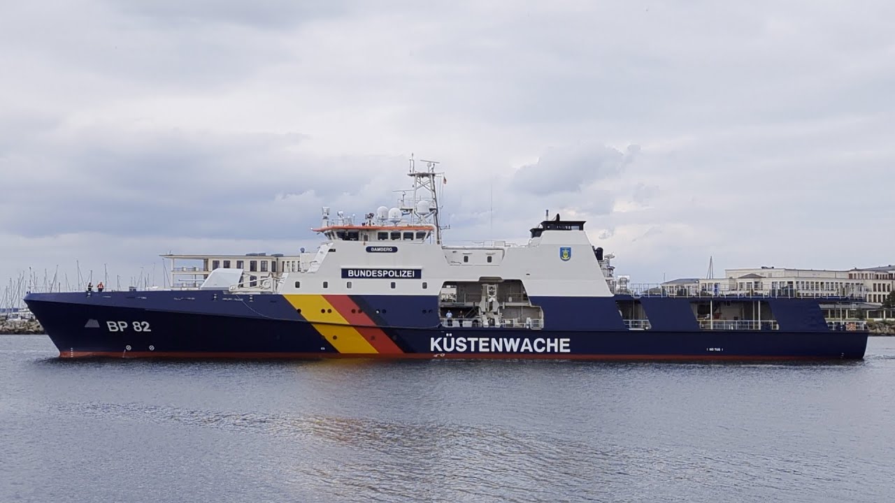 Fähren, Küstenwache, Frachter, Tanker, SAR, Segler in Warnemünde von und nach Rostock - Zeitraffer