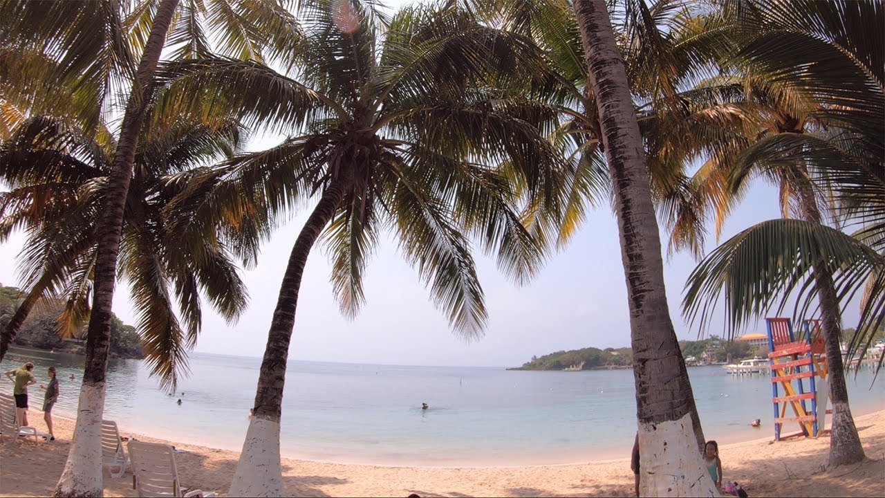 Walking West End and Half Moon Bay, Roat&aacute;n, Honduras
