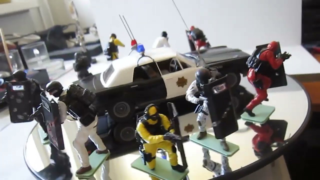 Trepang²  Videogame Action Figures !!  scale 1:24  (+ car; AMT Ford Galaxy )