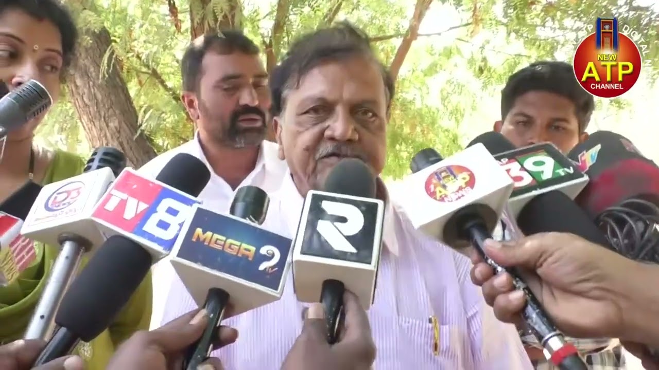 గుంతకల్లు పట్టణంలో తమను వేధిస్తున్న లేడీ డాన్ నుంచి కాపాడాలని జిల్లా ఎస్పీని కలిసిన కాజా మైనుద్దీన్