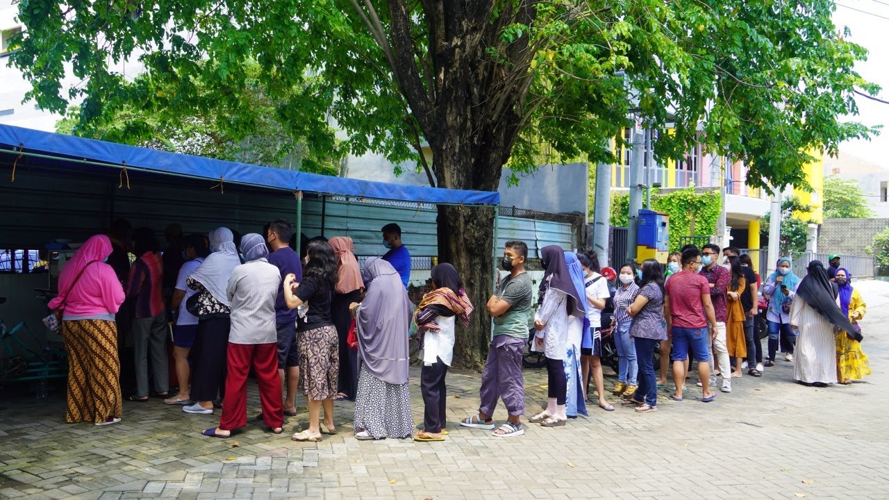 GEROBAK BELUM DATANG YANG ANTRI SUDAH PANJANG!! Bakso Pak War yang Viral di Surabaya