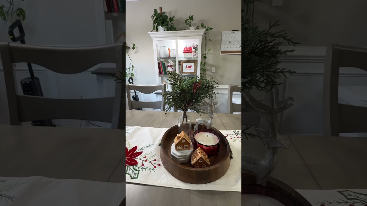 Christmas kitchen decor! #ChristmasDecorating #ChristmasKitchen #ChristmasKitchenDecor