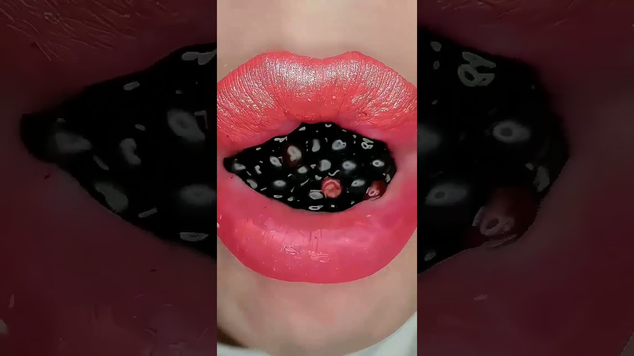 Satisfying ASMR Eating A Giant Blackberry 😋 #fruit #asmreating #satisfyingsounds