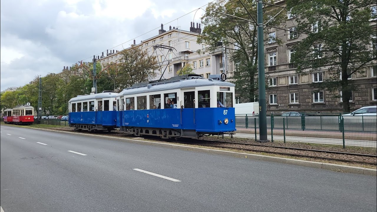 Parada zabytkowych oraz nowoczesnych tramwajów w Krakowie.