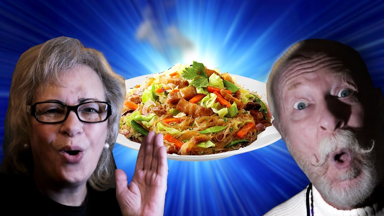 Голландские родители пробуют вкусную филиппинскую еду PANCIT BIHON!