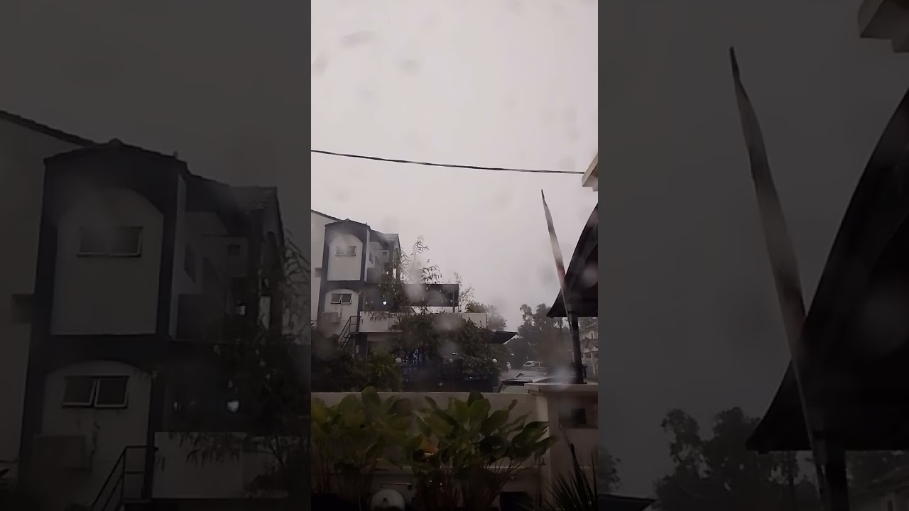Hujan lebat bersama kilat menyambar bersinar terang dicelah Awan jam 7.06 Petang.7 Hb Februari 2026