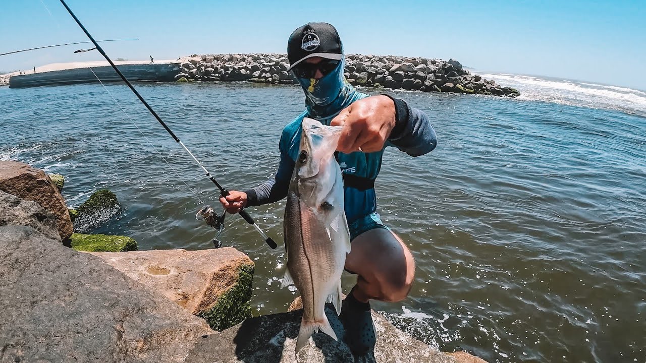 Pescaria ÉPICA de ROBALOS nas pedras da barra. Um dia atípico de PESCA COM ISCAS ARTIFICIAIS!