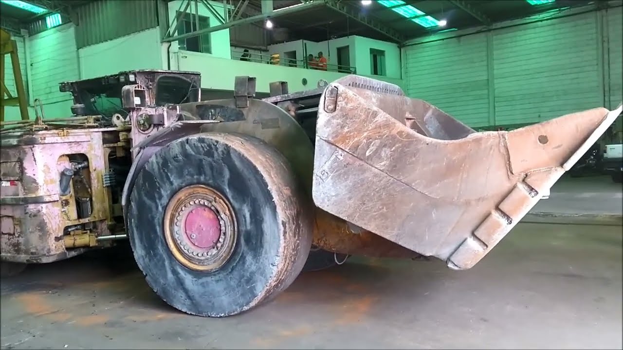 Boring line a center joint in LHD underground loader - Equipment CAT R1700G