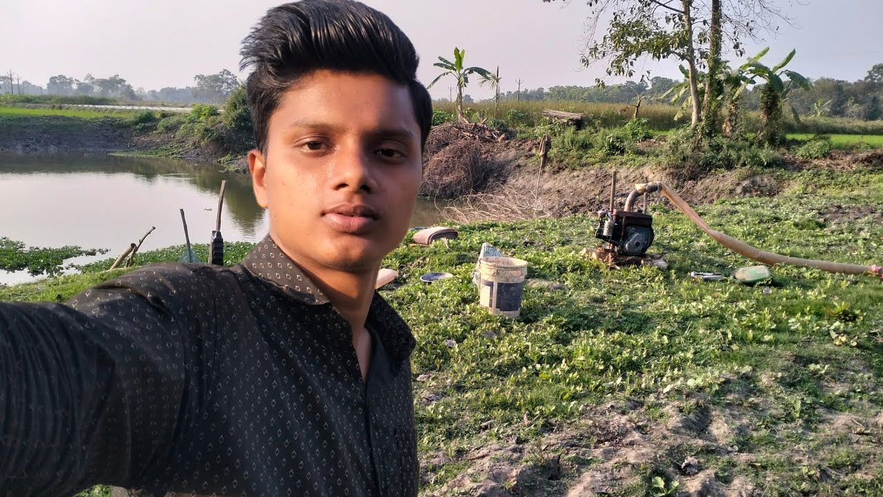 মাঠের পুকুর ছেঁচা হচ্ছে 