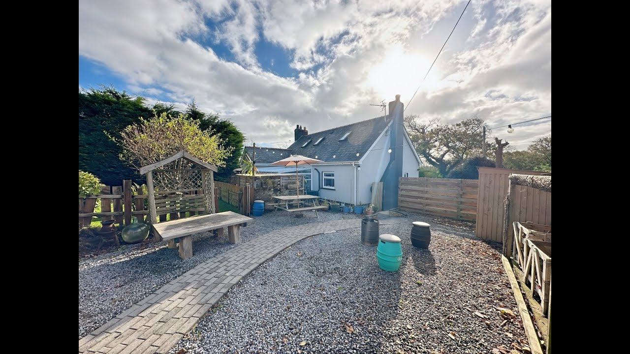 3 Bed Cottage with Indoor Pool & Hot-Tub? Step Inside Ribena Cottage, Clynderwen