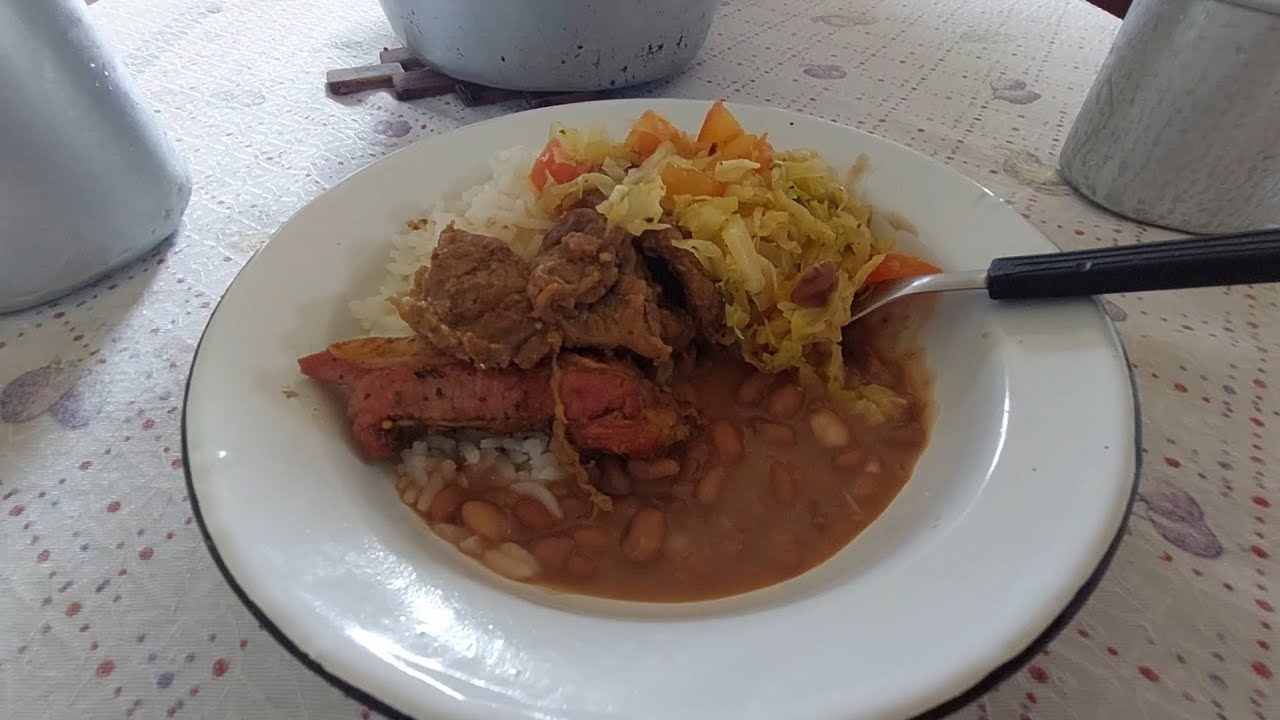 Tratando dos frangos lida na horta cafe com a julia 