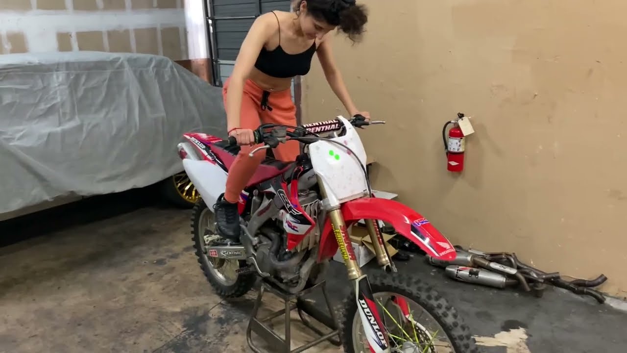 Part 2 Teaching Gianna How To Start A 2005 Crf450r With “theveetouch” Shoes