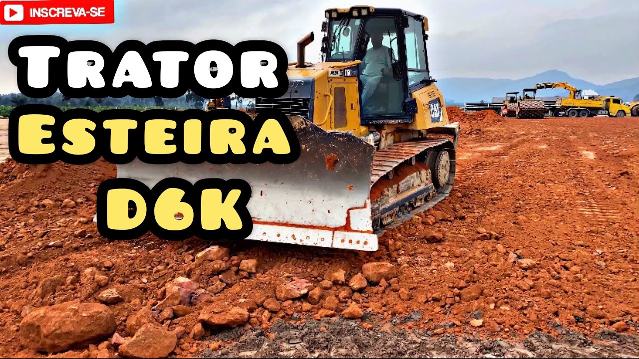 Trator de esteira D6K espalhando barro