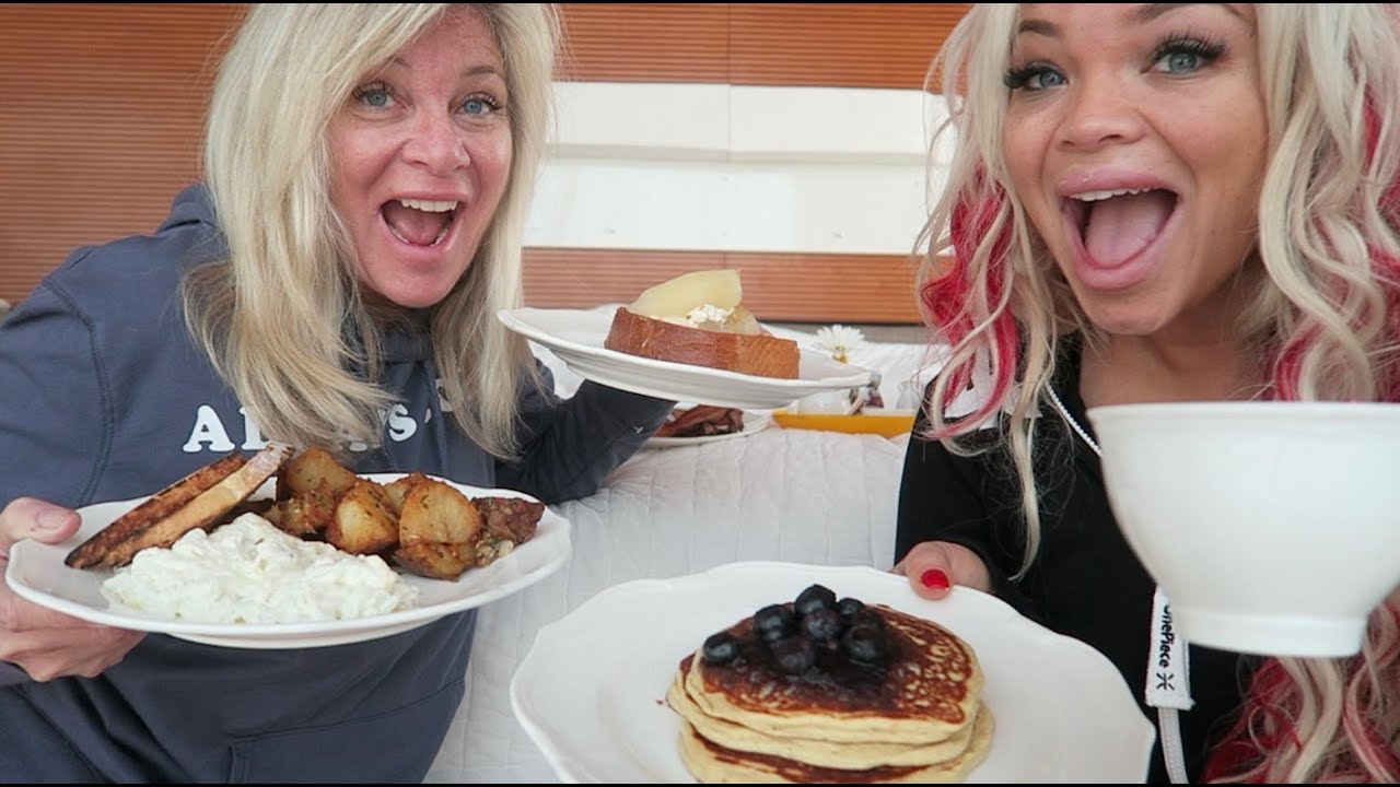 NYC HOTEL ROOM BREAKFAST MUKBANG WITH MY MOM! (EATING SHOW)