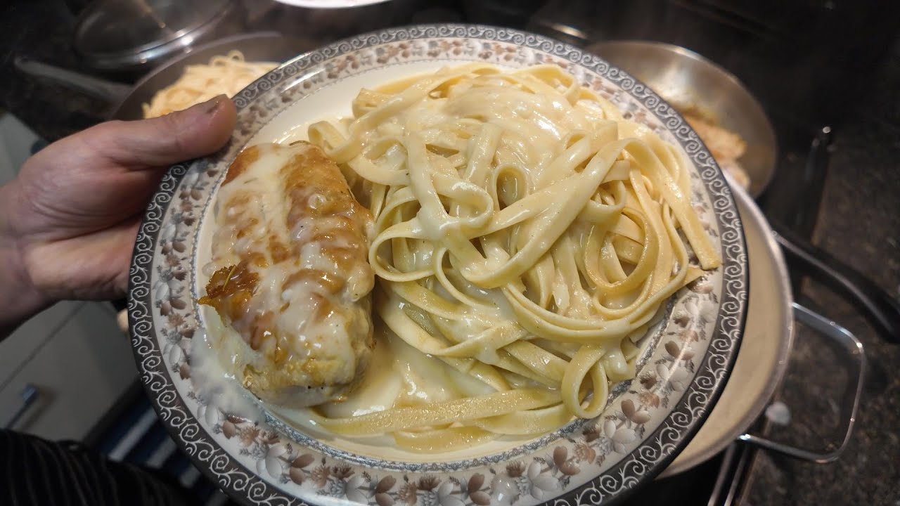Сливочная паста феттучини Альфредо с курицей — итальянское блюдо.