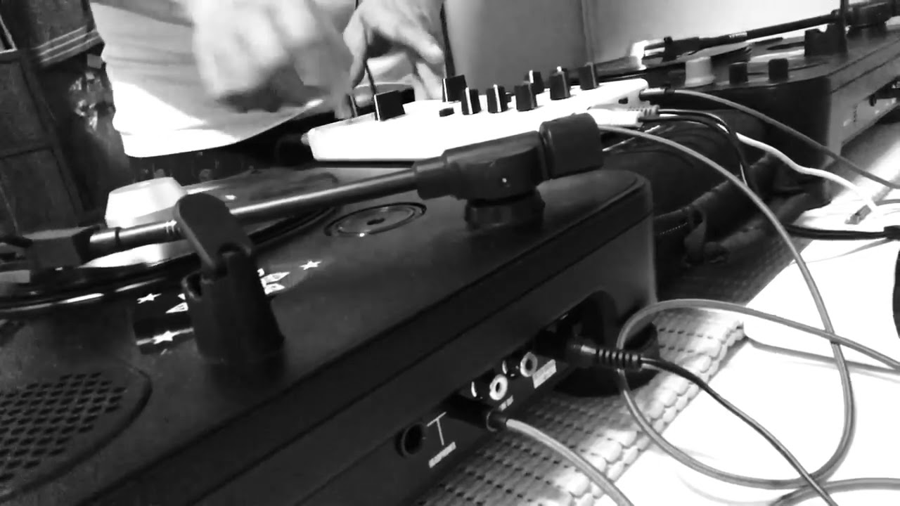 Taco Juggo All 45s Beat Juggling With Numark PT01s & Irig Portable Mixer