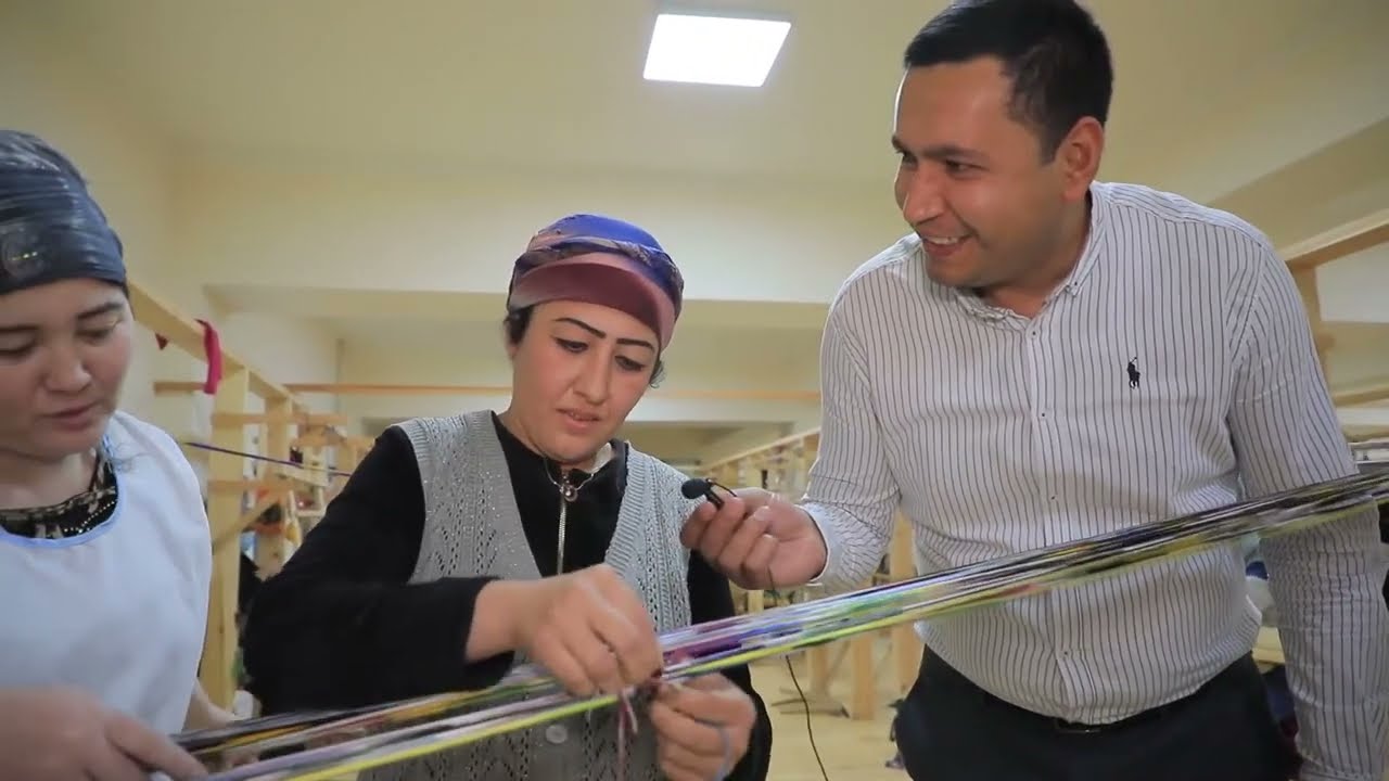 Shahrisabzlik hunarmandlar Marg'ilonda atlas, adras va har-hil matolarni tuqishni o'rganmoqda