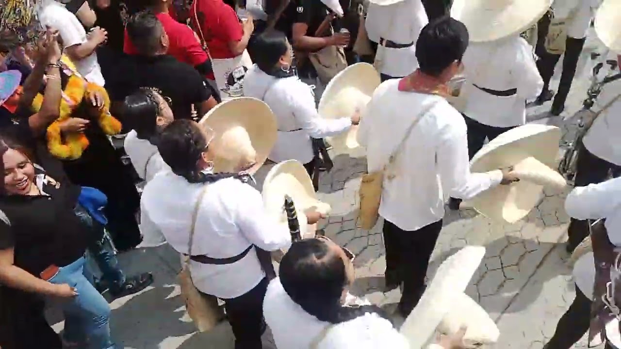 BANDA BRÍGIDO SANTAMARÍA TOCANDO LOS MEJORES SONES Y EL BRINCO LLENISIMO DE CHINELOS