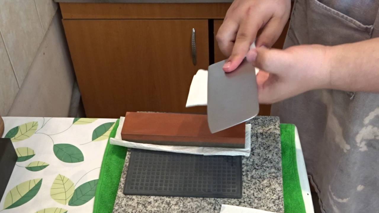 Two oil stones knife sharpening progression