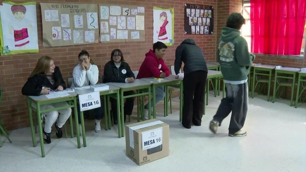 Polls open in Colombia presidential runoff | AFP