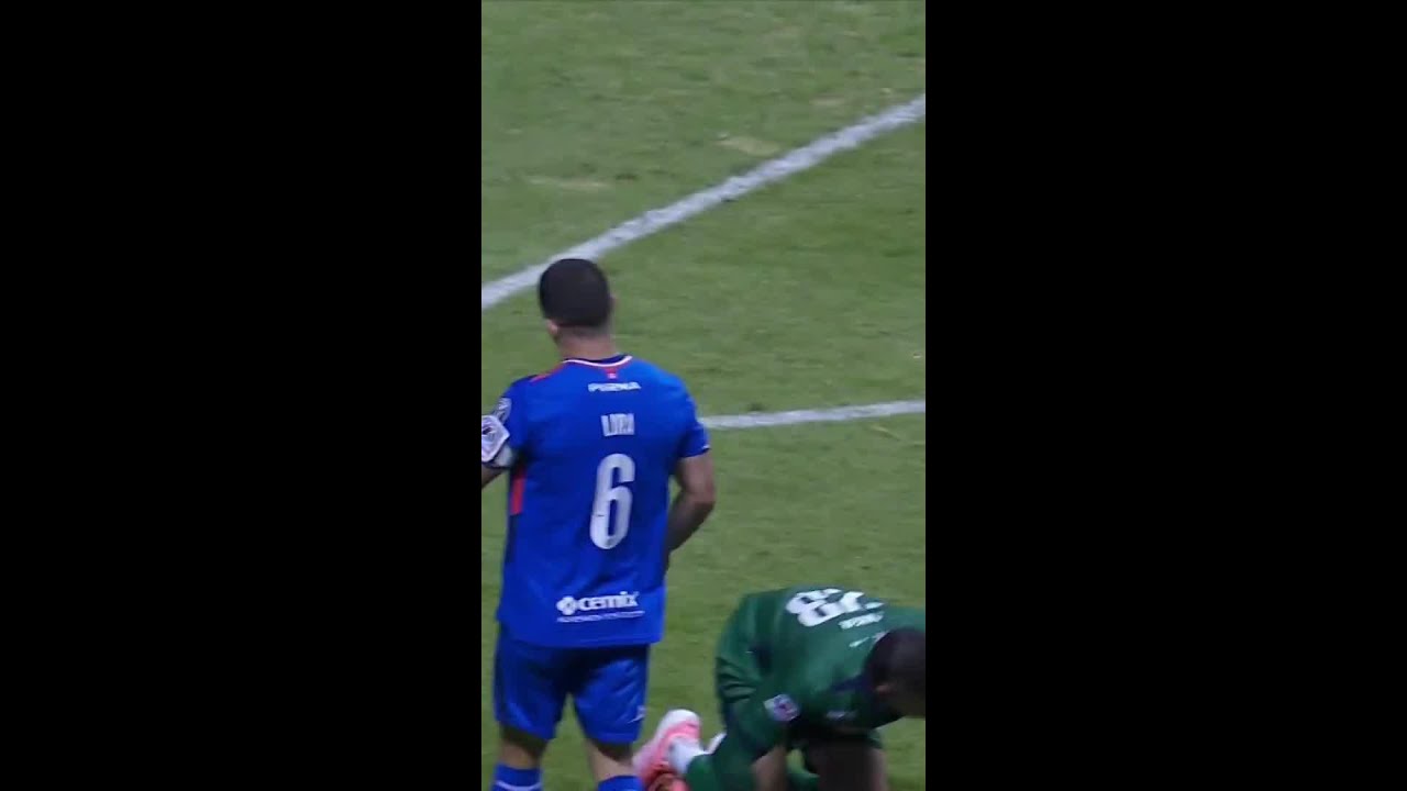 POL&Eacute;MICA 🤯, Plancha de Carrasquilla, bronca y no sacan roja ❌🟥 | Cruz Azul 2-1 Pumas #shorts